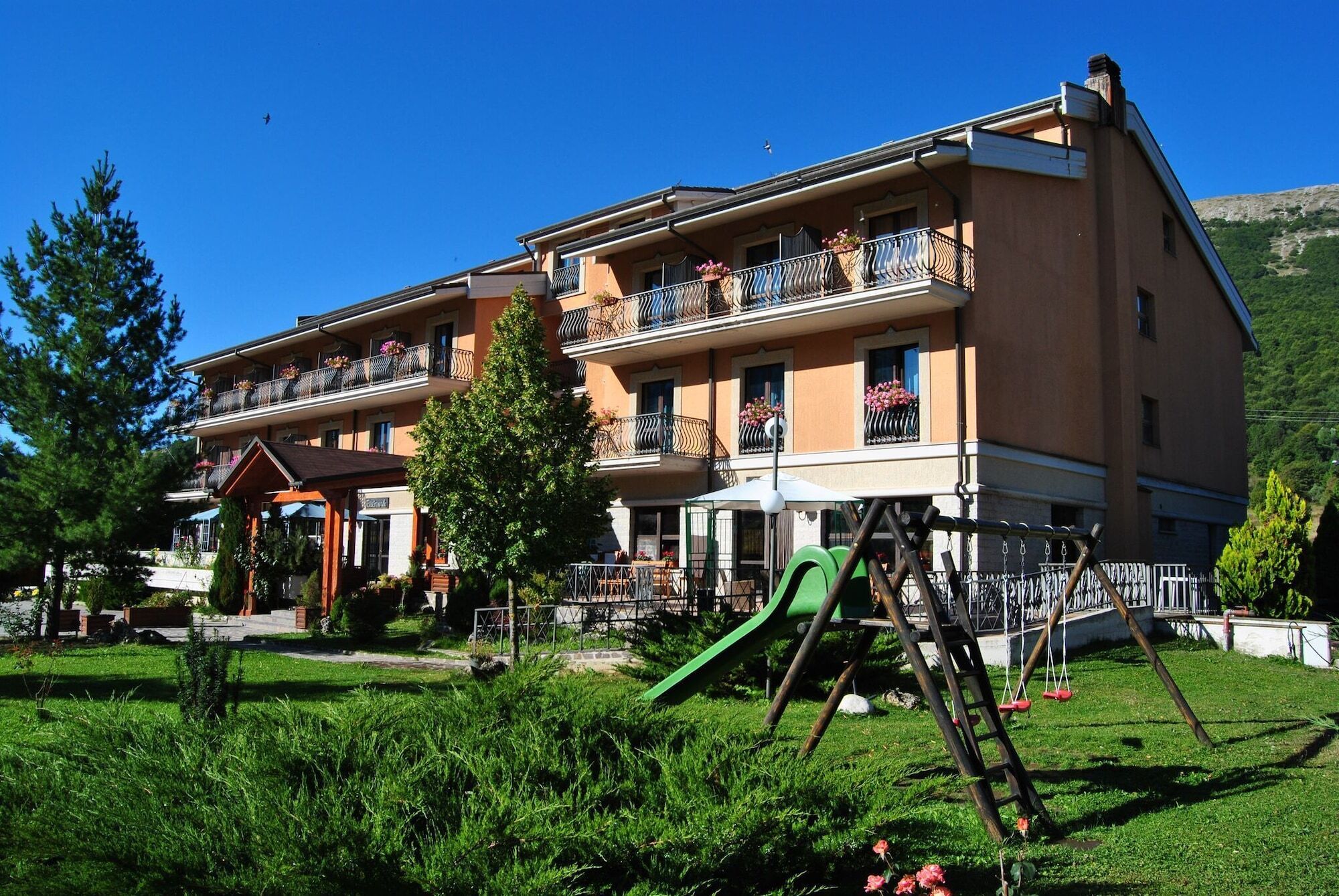 Alba Sporting Hotel Rocca di Mezzo Exterior photo